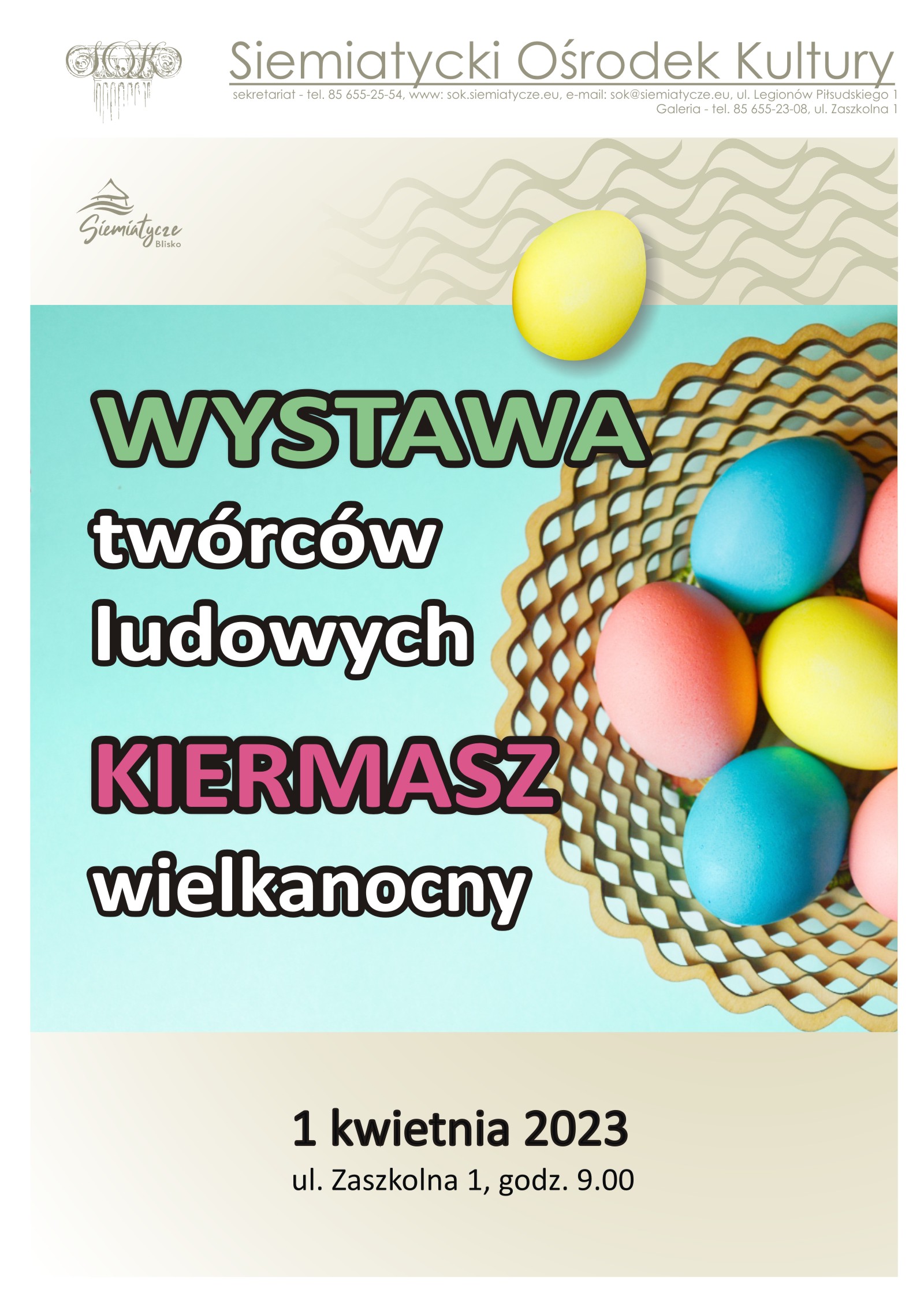 Grarfka z jajami wielkanocnymi w koszyku na błękitnym tle z tekstem Wielkanocny Kiermasz i Wystawa Twórców Ludowych 1 kwietnia 2023 r.